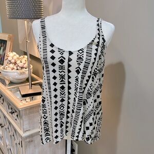 TITLE UNKNOWN Asymmetrical Pattern Fish Net Boho Chic Tank - Size M